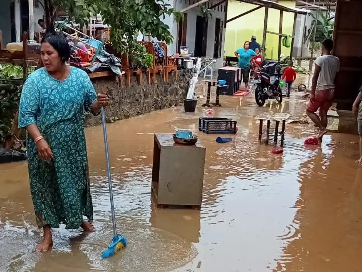 [Update] Banjir Kota Padang Surut, Warga Lakukan Pembersihan Lingkungan